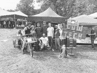 L’équipe du Low-tech Lab devant son stand au Hadra Trance Festival.