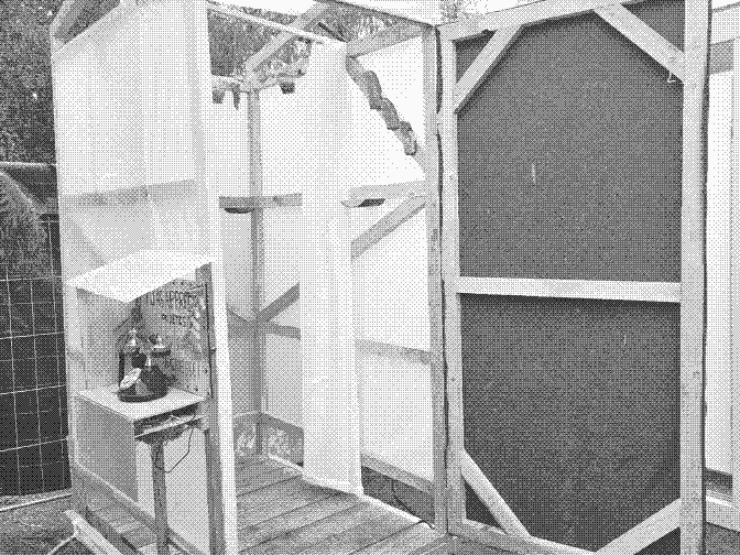 Douche à brumisation construite avec l'équipe du Low-tech Lab avec un dispositif de recueil de témoignages sur la gauche. Photo prise au Hadra Trance Festival à Vieure