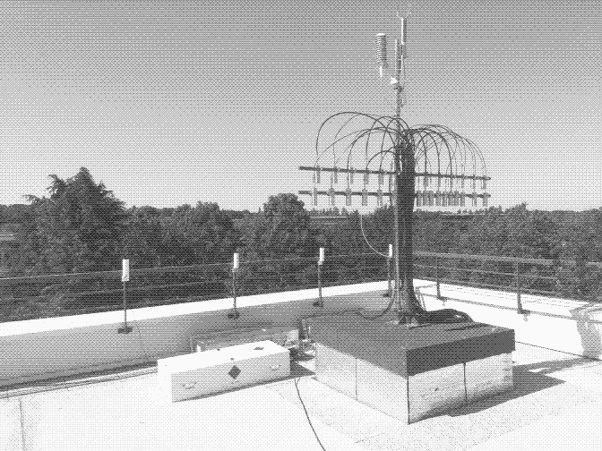 Système complet installé sur le toit du LSCE, les lignes d'échantillonnage sont disposées en arbre à droite de l'image. Photo prise au LSCE