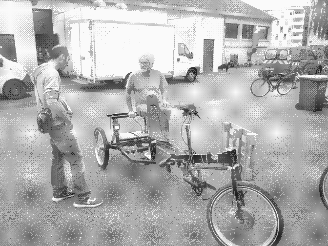Vélotaxi récupéré, anciennement fabriqué par la société Véloform. Photo prise à l'AVPS